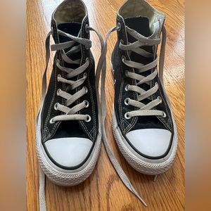 Black hi top converse chuck taylors